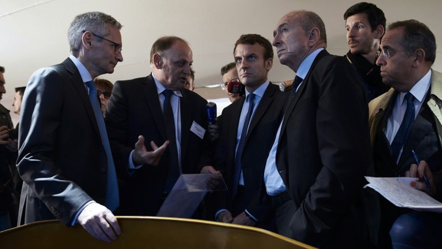 Emmanuel Macron (C)  et Gérard Collomb (2D) lors d'une visite le 2 juin 2016 à l'usine Arkema à Pierre-Benite près de Lyon