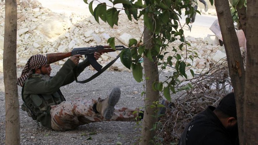 Un rebelle au combat avec les forces du régimes à Alep, le 8 novembre 2013