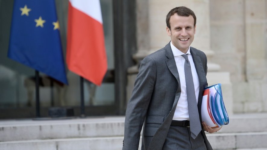 Le ministre de l'Economie Emmanuel Macron à la sortie du Conseil des Ministres le 6 juillet 2016 à l'Elysée à Paris