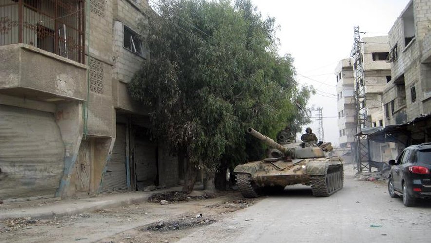 Un char de l'armée syrienne traverse une rue de Damas, le 7 novembre 2013