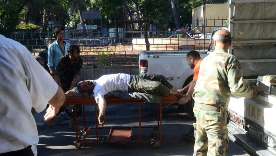 Evacuation d'un habitant blessé lors de l'attaque rebelle le 11 juillet 2016 à Alep