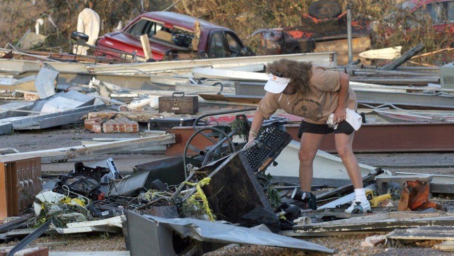 Une femme au milieu des décombres après le passage de l'ouragan Katrina le 30 août 2005 à Biloxi