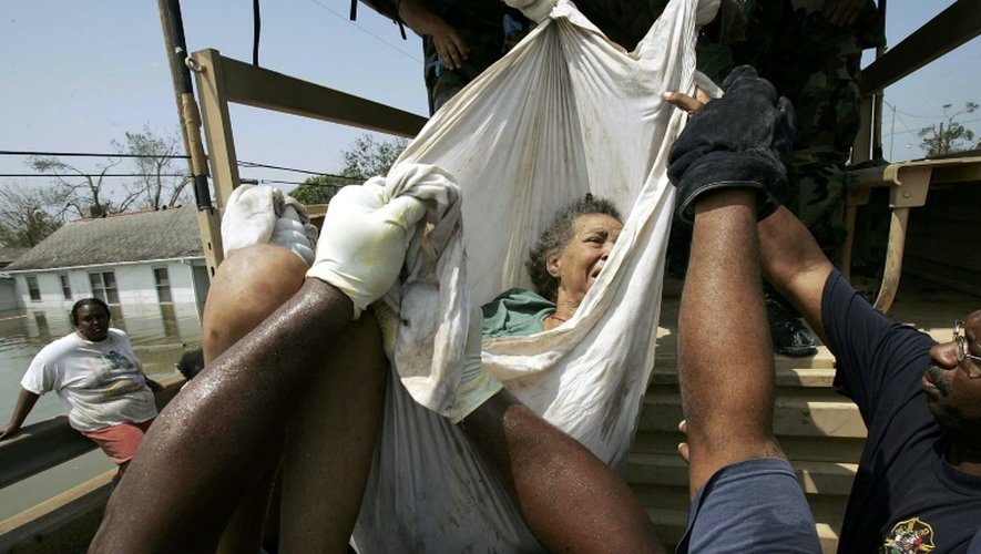Une femme évacuée le 30 août 2005 à La Nouvelle Orleans après le passage de l'ouragan Katrina