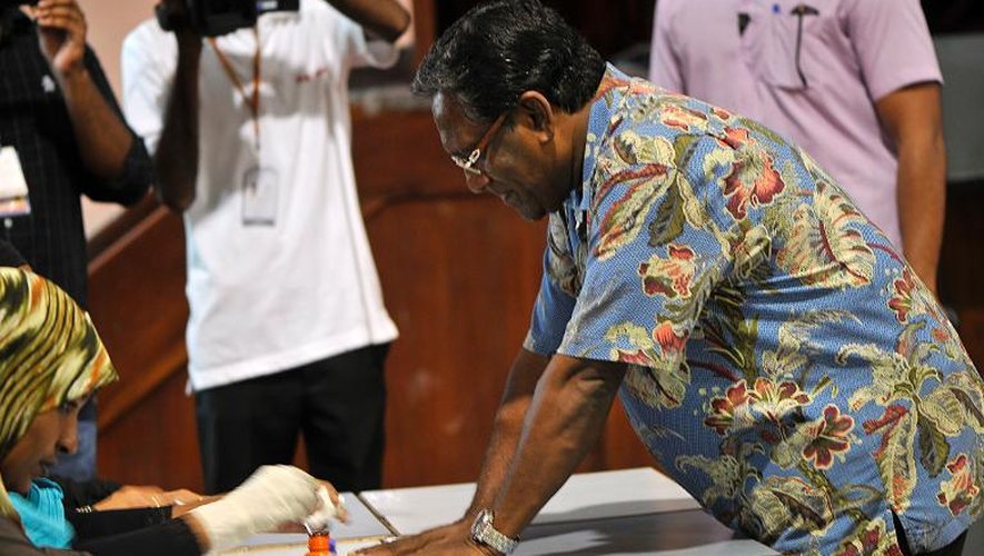 Le président des Maldives Mohammed Waheed Hassan vote à Malé, le 9 novembre 2013