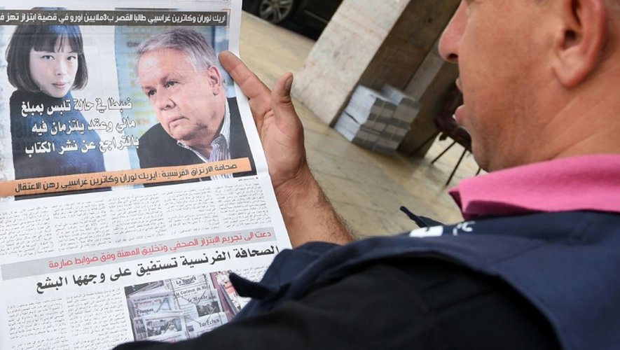 Un homme lit le quotidien marocain Al-Massae, qui présente en une les portraits des journalistes français Eric Laurent et Catherine Graciet, accusés de tentative de chantage du roi, le 29 août 2015 à Rabat