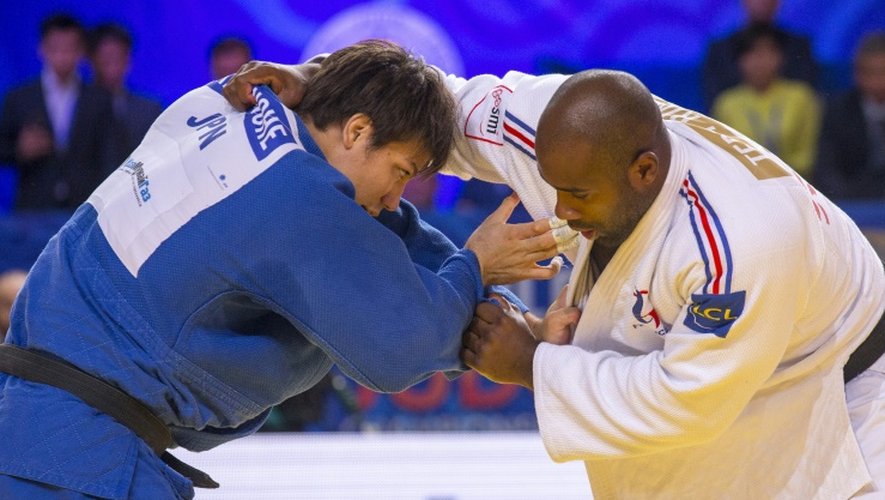Teddy Riner face au Japonais Ryu Shichinohe en finale des +100 kg aux Mondiaux de judo à Astana, le 29 août 2015