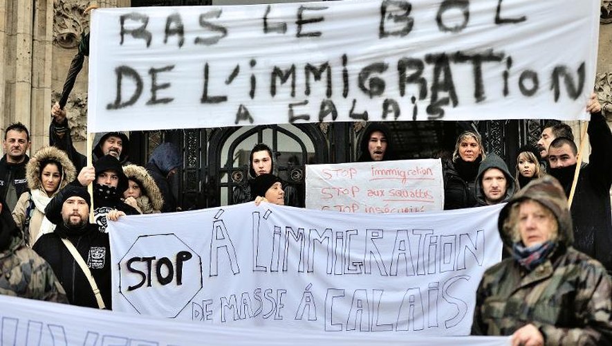 Quelque 50 personnes manifestent à Calais contre la présence de clandestins, le 7 novembre 2013