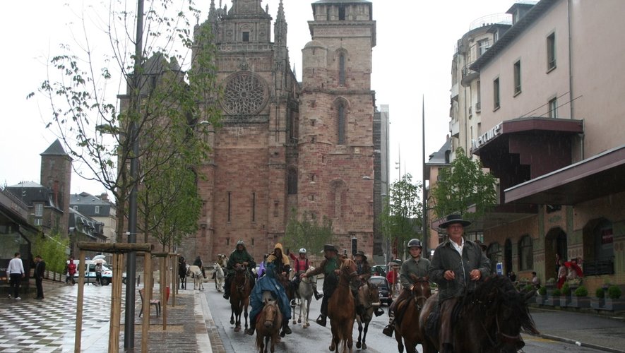 Les 60 cavaliers ont fait, en passant entre les gouttes, une entrée triomphale dans les rues de Rodez, hier en fin d'après-midi.