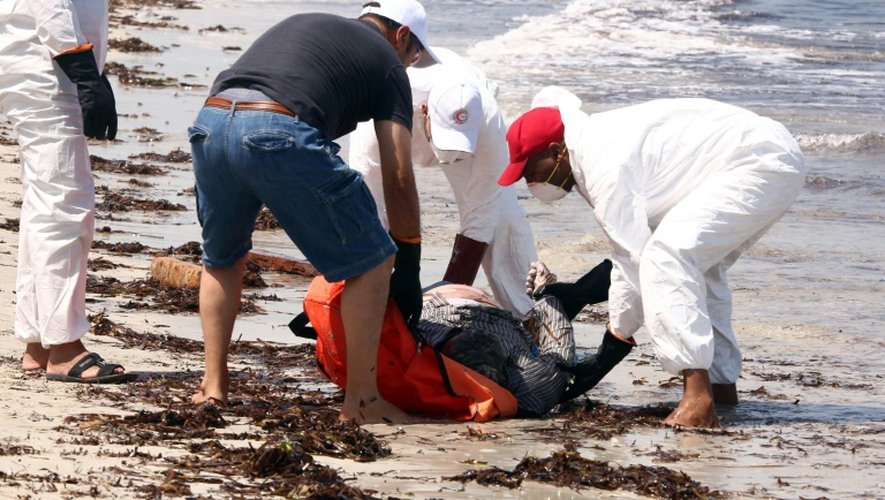 Un cadavre récupéré par des membres du Croissant rouge libyen le 28 août 2015 à Zuwara en Libye