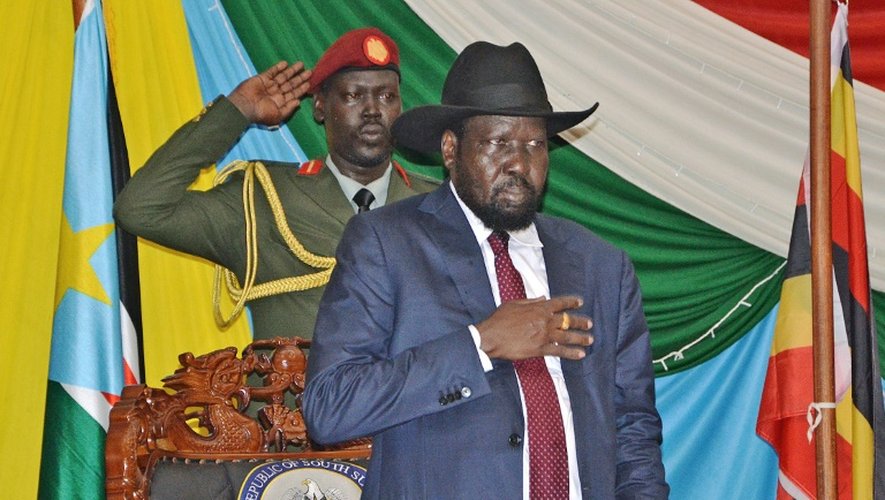 Le président du Soudan du Sud Salva Kiir debout alors que se joue l'hymne national de son pays avant la signature d'un accord de paix à Juba au Soudan du Sud, le 26 août 2015