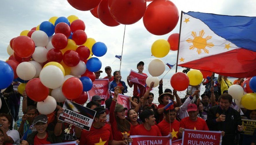 Anticipant la décision de La Haye sur la Mer de Chine, des militants philippins et vietnamiens manifestent le 12 juillet 2016 à Manille