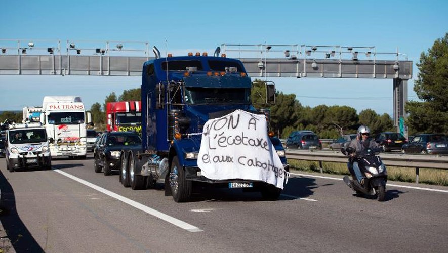 Des poids-lourds ont organisé une opération escargot le 9 novembre 2013 à Chateaunef-les-Martigues, dans les Bouches-du-Rhône