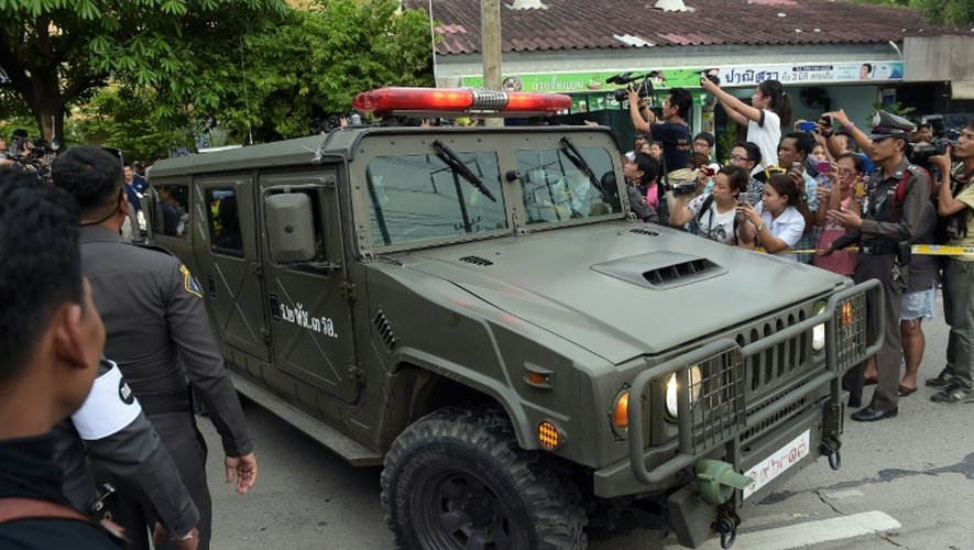 Une voiture de l'armée transporte un suspect dans l'enquête sur l'attentat de Bangkok qui a fait vingt morts, le 29 août 2015 à Bangkok en Thaïlande