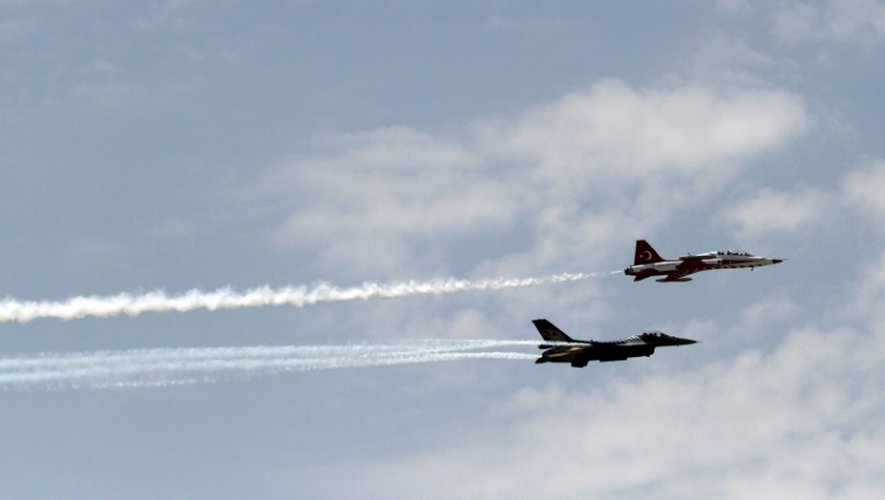 Deux avions de chasse de l'armée turque dans le ciel de Nicosie à Chypre, le 20 juillet 2014