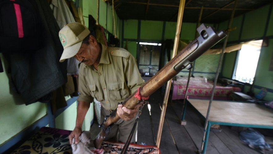 Un garde forestier contrôle son arme le 2 juin 2016 dans le parc national de Kaziranga en Inde