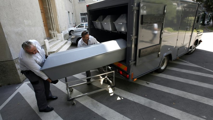 Les cercueils des migrants retrouvés morts dans un camion en Autriche arrivent à Vienne pour être autopsiés, le 28 août 2015