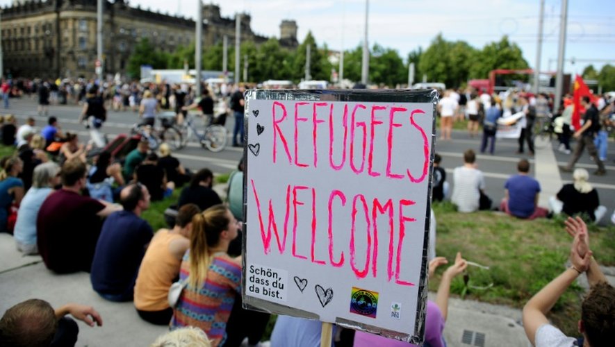 Des manifestants se rassemblent à Dresde, le 29 août 2015, pour dire "bienvenue" aux réfugiés dans cet Etat allemand, théâtre de récents incidents xénophobes