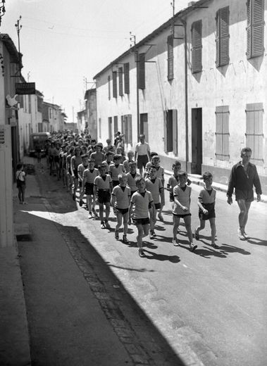 Des enfants d'une colonie de vacances en marche vers la plage le 18 juillet 1951 à l'Ile de Ré