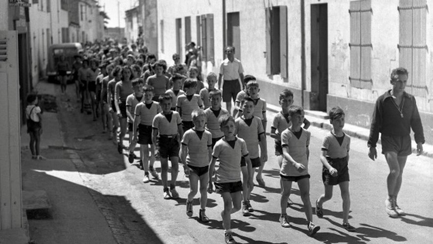 Des enfants d'une colonie de vacances en marche vers la plage le 18 juillet 1951 à l'Ile de Ré