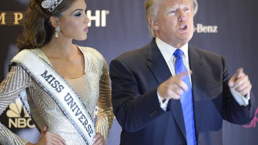 Le milliardaire Donald Trump, organisateur du concours, pose près de Miss Univers 2013, Gabriela Isler, à l'issue de la compétition, le 9 novembre 2013 à Moscou