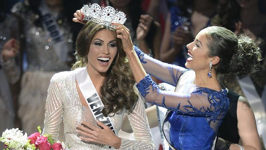 La Vénézuelienne Gabriela Isler (c) reçoit sa couronne de Miss Univers à Moscou, le 9 novembre 2013
