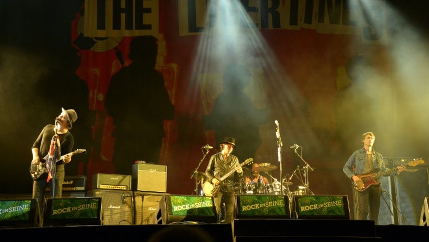 Carl Barât (G) et Pete Doherty  (C) au festival Rock en Seine le 29 août 2015 à Saint-Cloud