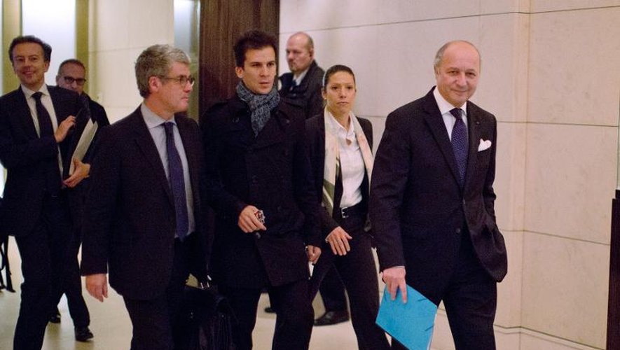 Le ministre français des Affaires étrangères Laurent Fabius, accompagné de sa délégation, à Genève, le 9 novembre 2013
