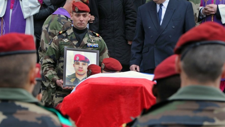 Les camarades de régiment d'Abel Chennouf portent son cercueil le 22 mars 2012 lors de ses funérailles à la cathédrale de Montauban (Tarn-et-Garonne)