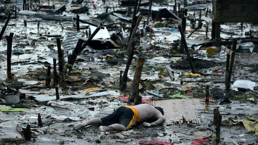 Le corps d'un homme gît à Tacloban, le 10 novembre 2013187517569