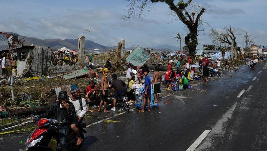 Des survivants à Tacloban, le 10 novembre 2013