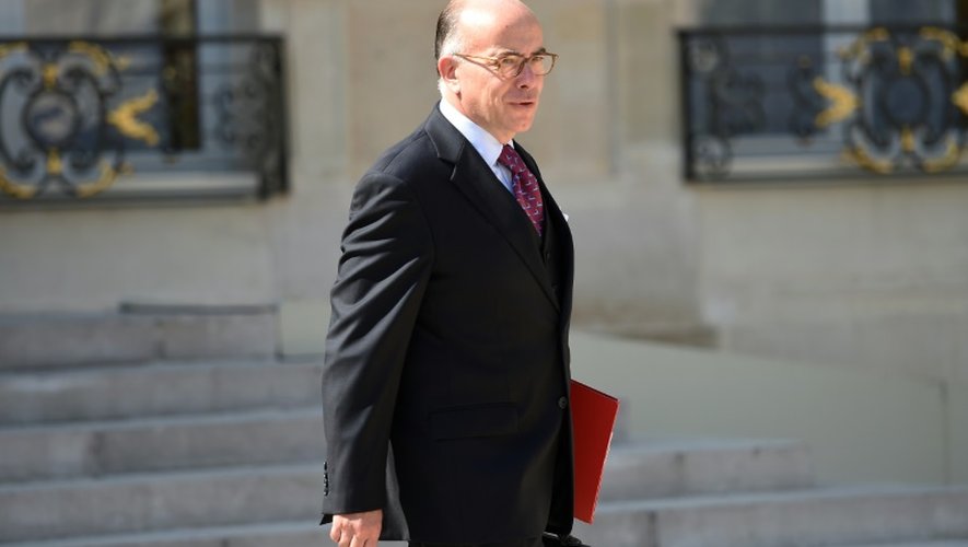 Le ministre de l'Intérieur Bernard Cazeneuve à la sortie du Conseil des ministres le 19 août 2015 à l'Elysée à Paris