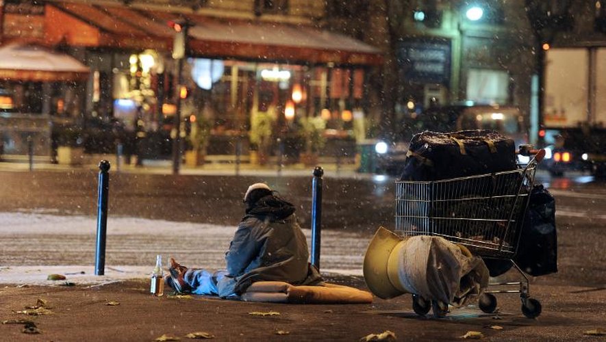 Un sans abri assis dans une rue parisienne, le 2 décembre 2010