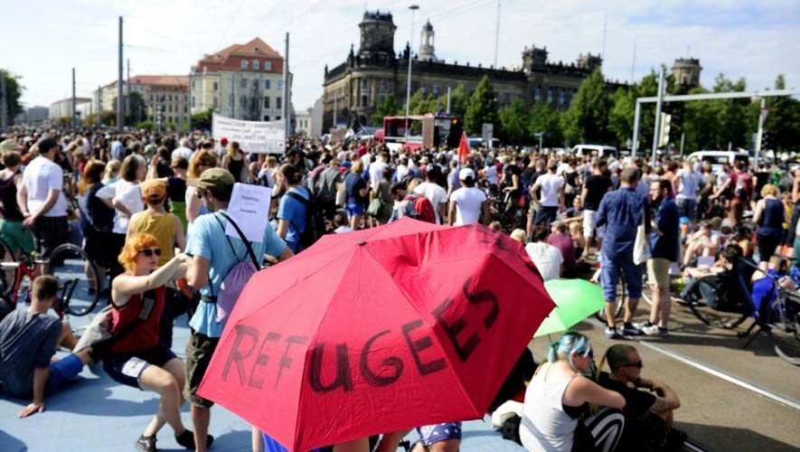 Des milliers de personnes manifestent le 29 août 2015 à Dresde (Saxe) pour souhaiter la "bienvenue" aux réfugiés