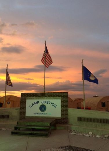 L'entrée du camp de justice à Guantanamo, où journalistes, avocats et observateurs peuvent rester