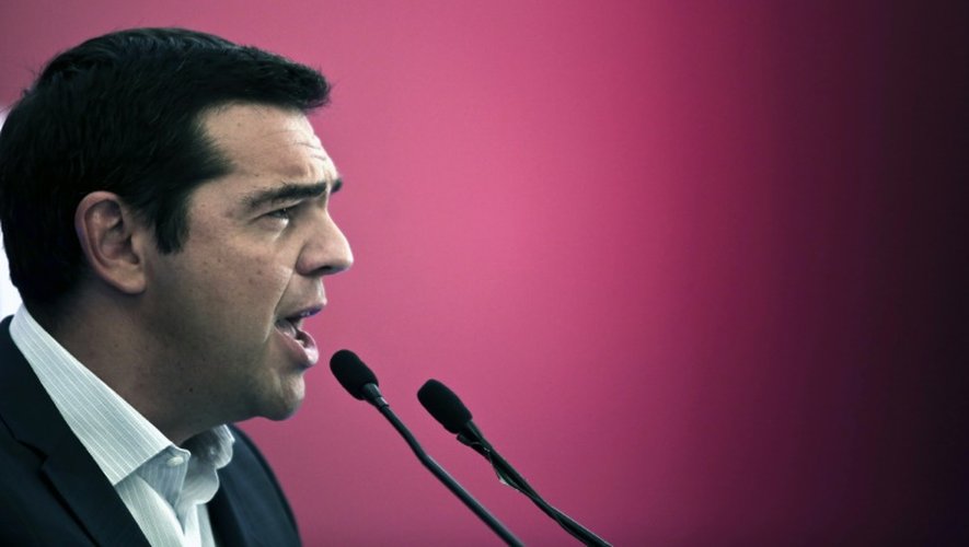 Le leader de la gauche radicale grecque Alexis Tsipras mors d'une réunion publique à Athènes, le 29 août 2015