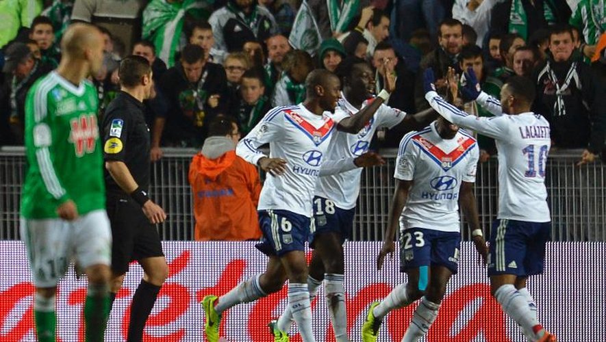 La joie des Lyonnais après l'ouverture du score contre Saint-Etienne par Alexandre Lacazette (d) en Ligue 1 le 10 novembre 2013 à Geoffroy-Guichard