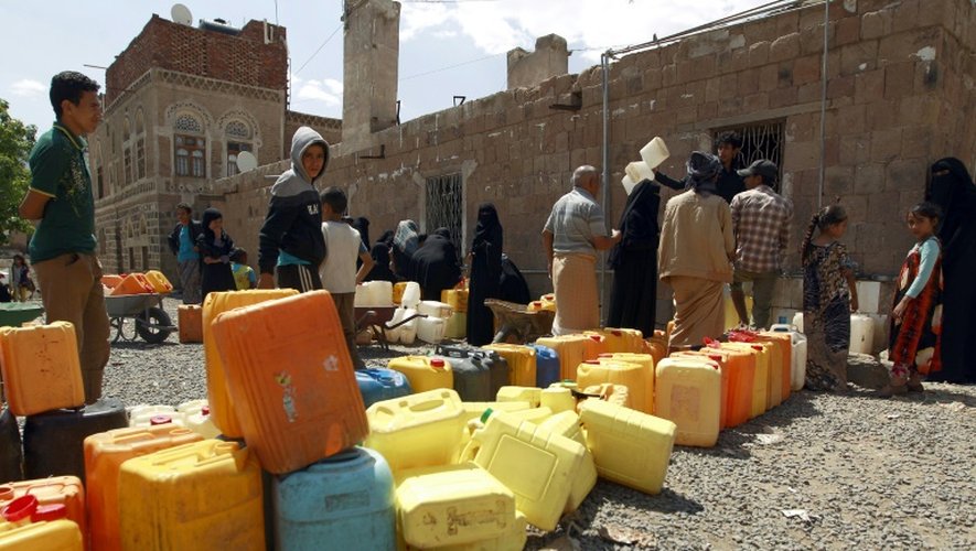 Des Yéménites en file d'attente pour remplir des bidons d'eau le 22 août 2015 à Sanaa