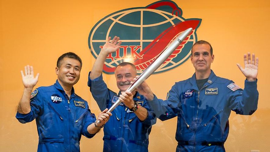 Photo transmise par la NSA de l'équipe des trois spationautes partis dans l'Espace avec la torche olympique, le 7 novembre 2013 à Baïkonour au Kazakhstan