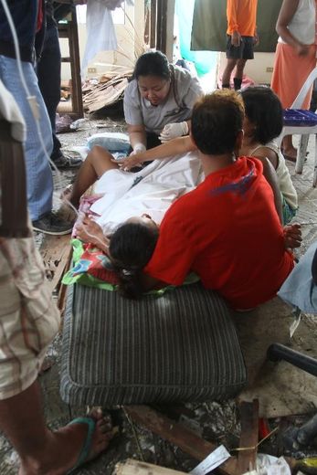 Emily Sagalis donne naissance à une petite fille dans un bâtiment de l'aéroport de Tacloban, ville touchée par le typhone, le 11 novembre 2013
