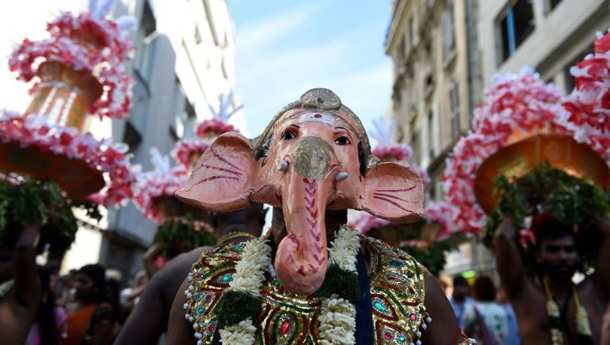 Un homme porte un masque de Ganesh, lors de la 20e édition d'une procession organisée à Paris, le 30 août 2015, en l'honneur de cette divinité hindoue, fils de Shiva et symbole de sagesse, d'intelligence, d'éducation et de prudence