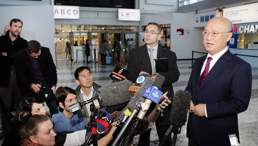 Le chef de l'Agence atomique de l'ONU, Yukiya Amano, répond aux journalistes avant son départ pour Téhéran, depuis l'aéroport de Vienne, le 10 novembre 2013