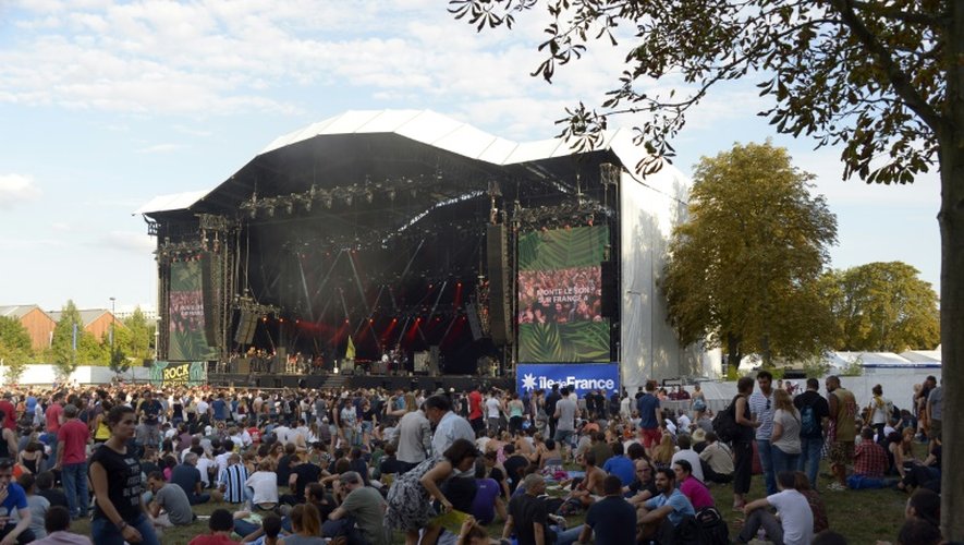 Le public attend le début d'un concert au festival Rock en Seine à Saint-Cloud le 29 août 2015