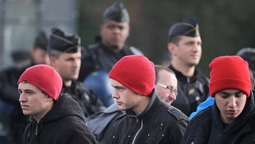Des opposants à l'écotaxe manifestent avec leurs bonnets rouges, le 9 novembre 2013 à Montauban-de-Bretagne