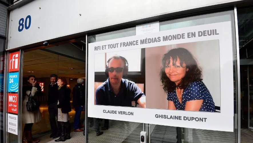 Portraits au siège de RFI à Issy-les-Moulineaux, en banlieue parisienne, des deux journalistes tués au Mali, le 5 novembre 2013