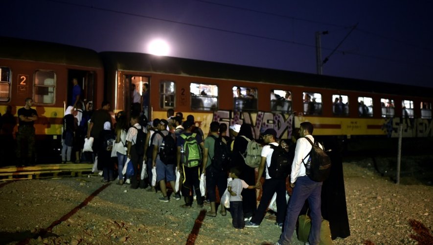 Un groupe de migrants montent dans un train   à Gevgelija, en Macédoine, le 29 août 2015 après avoir traversé la frontière grecque