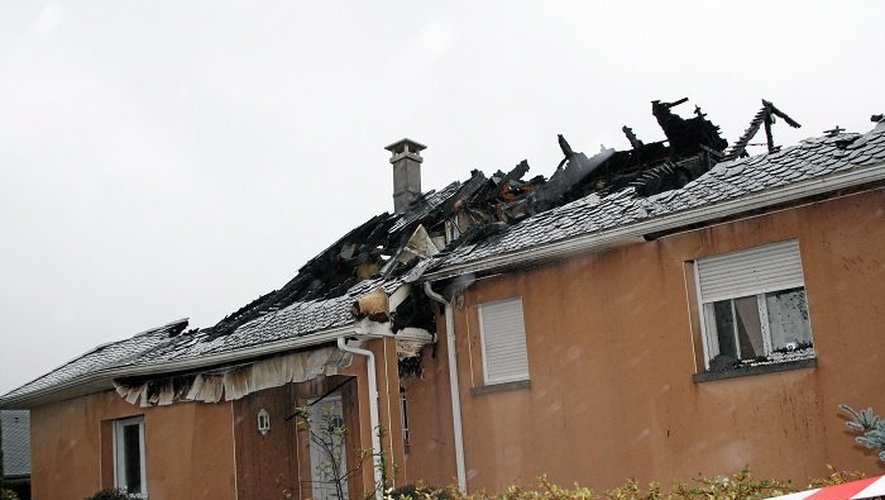 La maison a été ravagée par l'incendie. La mère de famille a réussi à secourir ses enfants endormis avant d'appeler les secours.