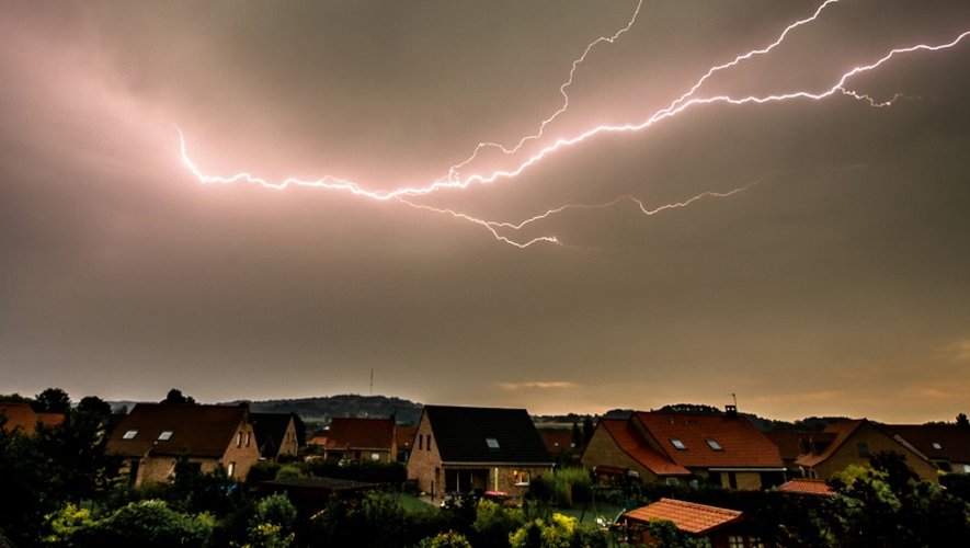 Photo d'un éclair au-dessus de la ville de Godewaersvelde le 13 août 2015