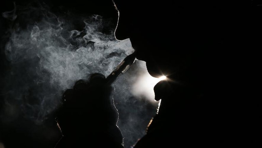 Un homme fume une cigarette électronique, le 12 septembre 2013 à Paris