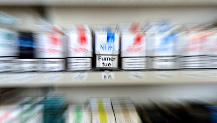 Des paquets de cigarettes chez un buraliste, le 27 juin 2013 à Béthune, dans le nord de la France