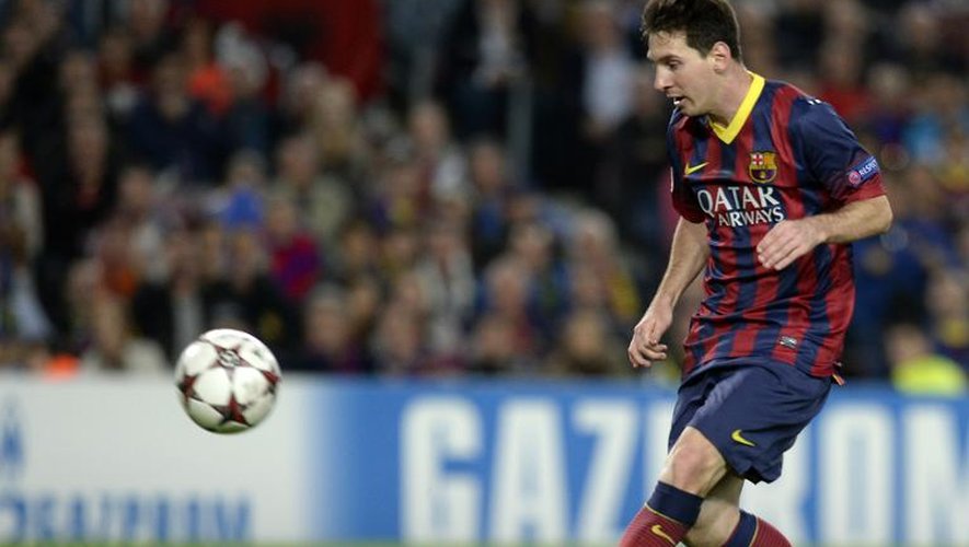 L'attaquant argentin du Barça, Lionel Messi, inscrit un but lors du match de Ligue des champions entre Barcelone et l'AC Milan au Camp Nou le 6 novembre 2013